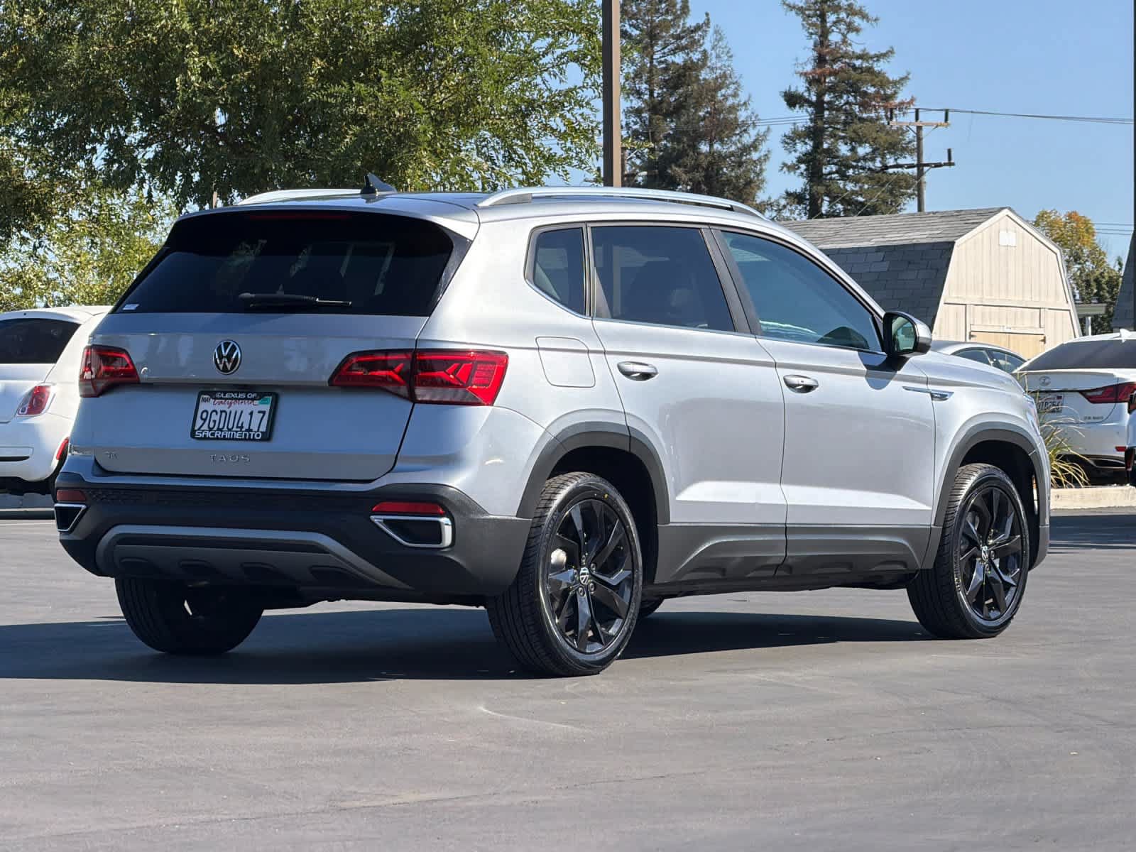 Used 2023 Volkswagen Taos SE w/ Panoramic Sunroof Package FWD image 2