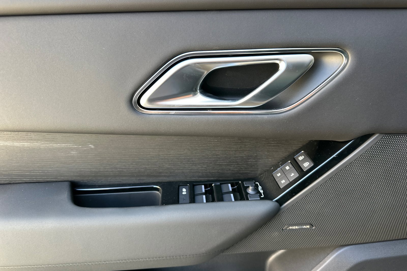 New 2026 Land Rover Range Rover Velar Dynamic SE image 10