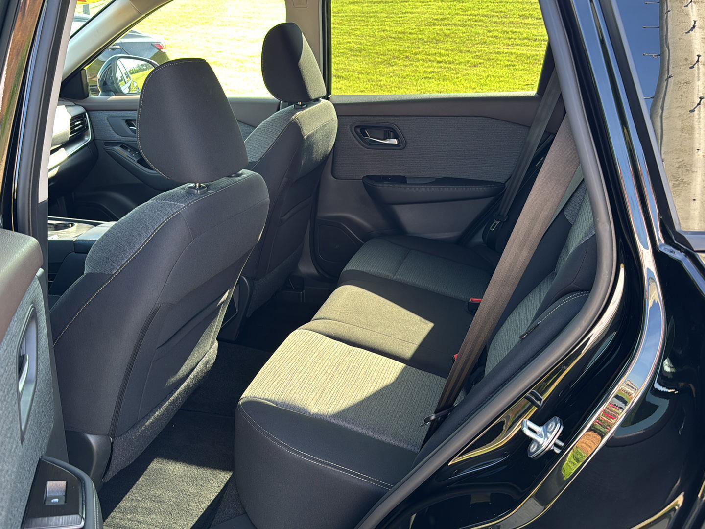 Used 2022 Nissan Rogue SV image 9