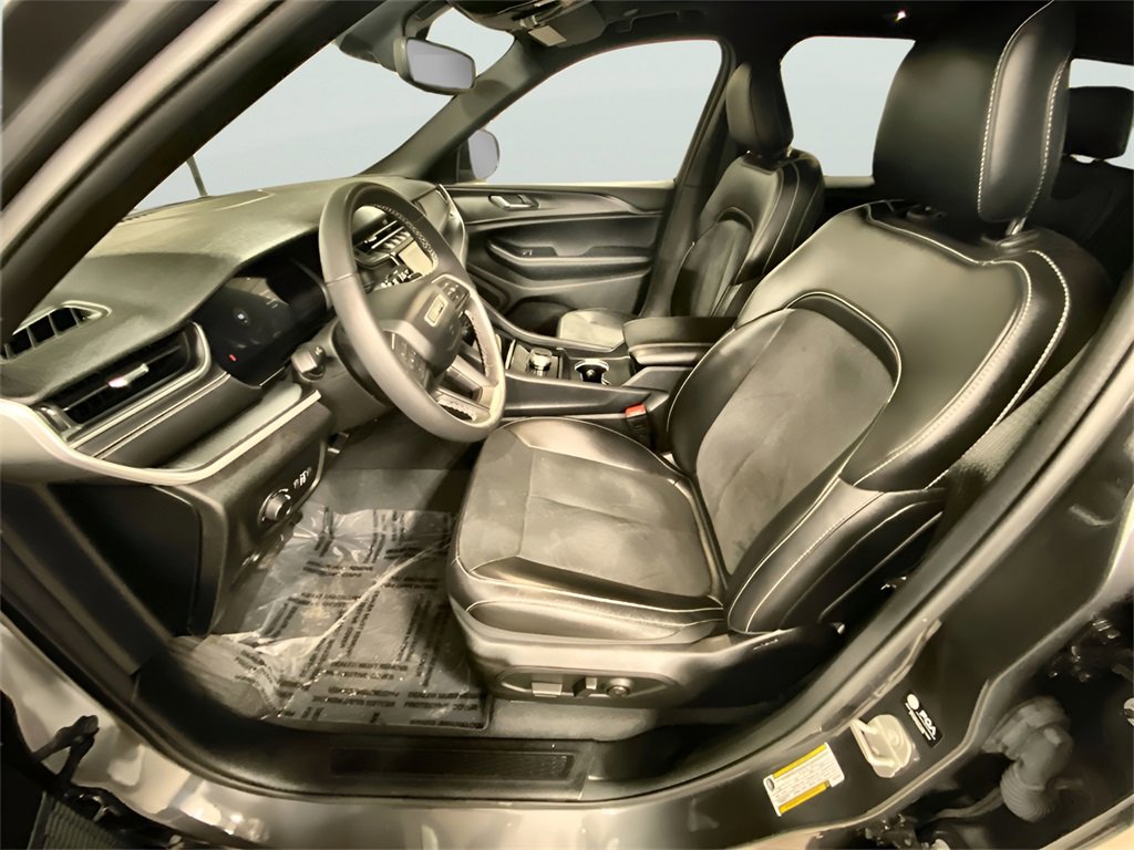 Used 2024 Jeep Grand Cherokee Altitude image 4