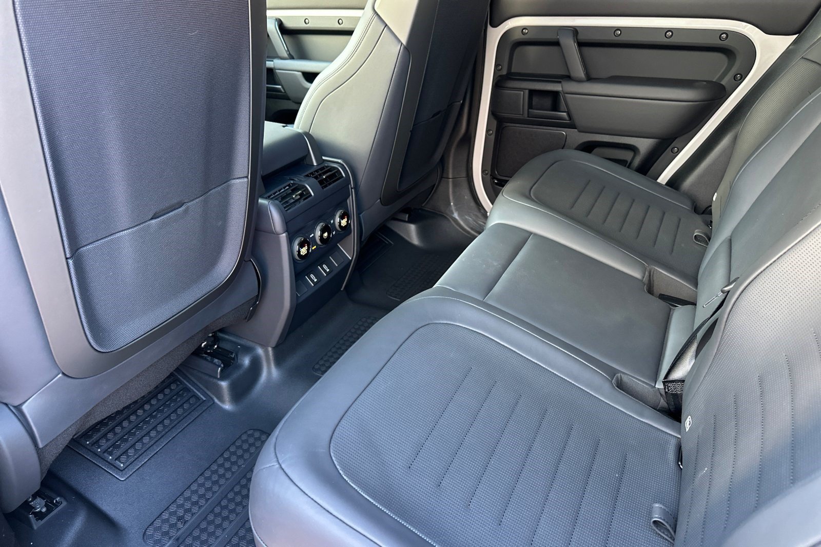 New 2026 Land Rover Defender 110 OCTA AWD/4WD image 24