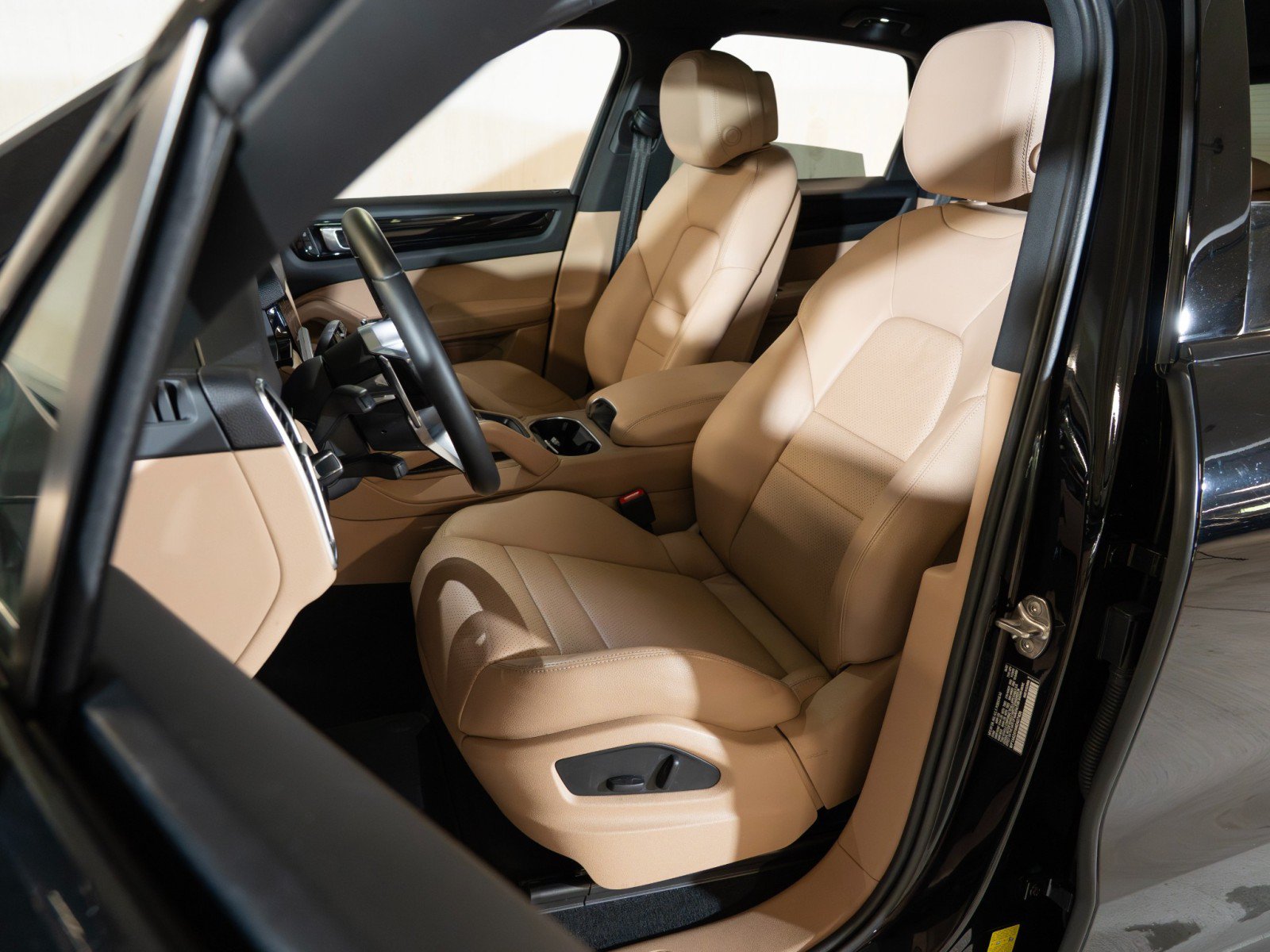 Certified 2022 Porsche Cayenne AWD/4WD image 5