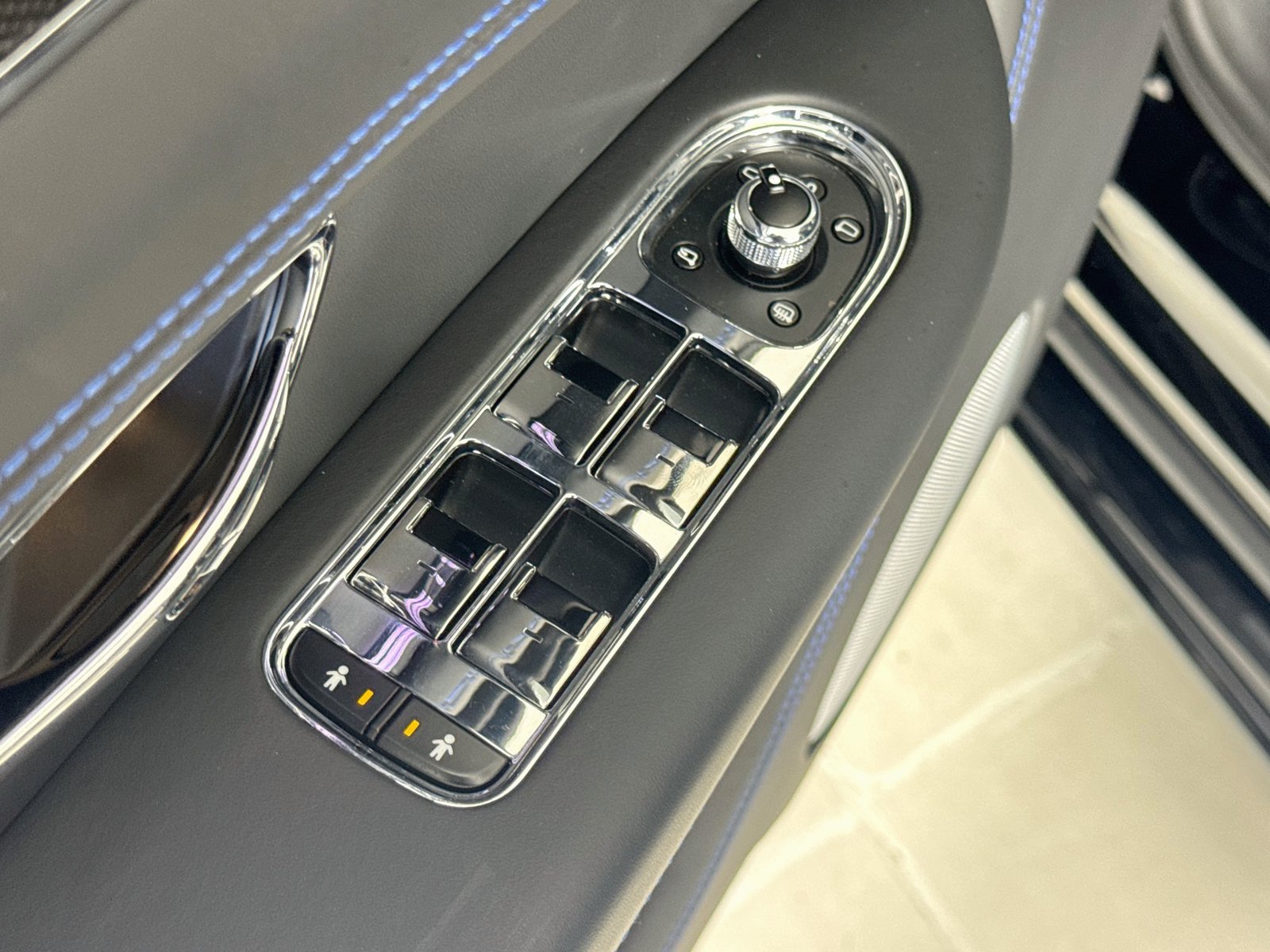Certified 2025 Bentley Bentayga AWD/4WD image 18