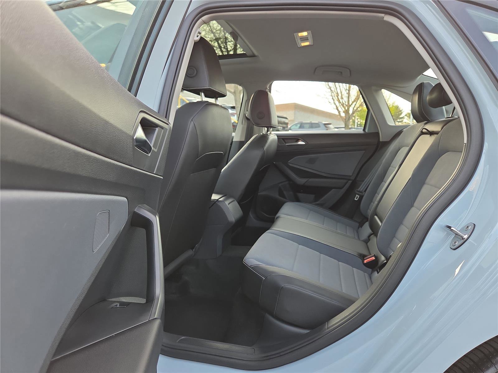 Used 2025 Volkswagen Jetta SE w/ Sunroof Package image 23