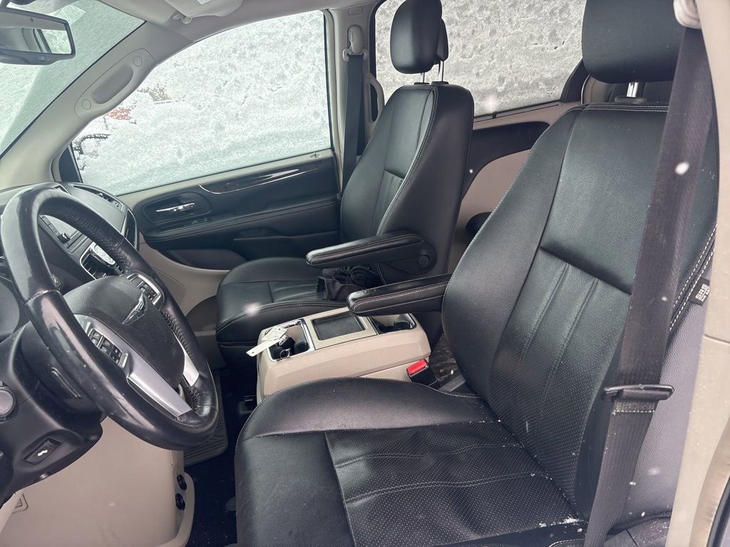 Used 2013 Chrysler Town & Country Touring-L w/ Driver Convenience Group image 21