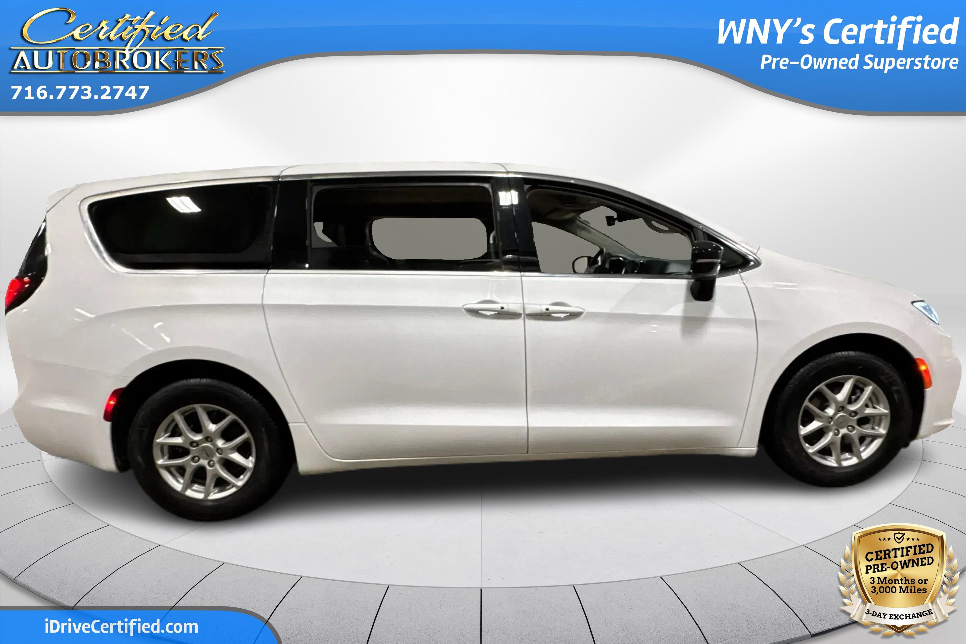 Used 2024 Chrysler Pacifica Touring-L FWD image 4