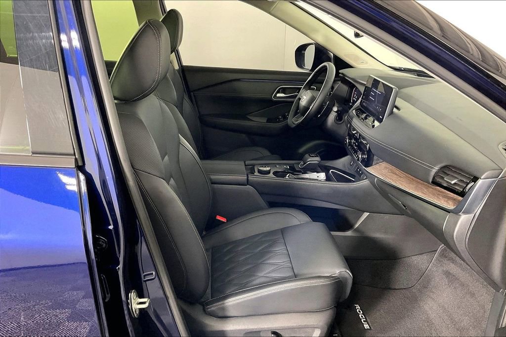 Used 2025 Nissan Rogue Platinum w/ Platinum Premium Package image 10