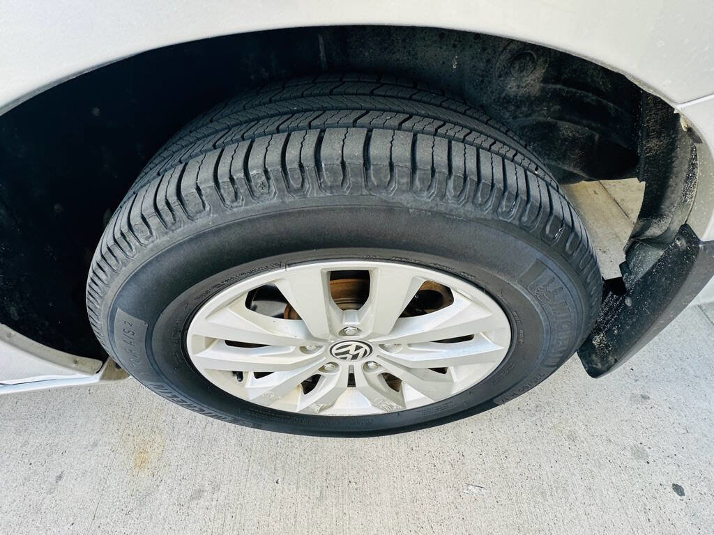 Used 2012 Volkswagen Routan SE image 29