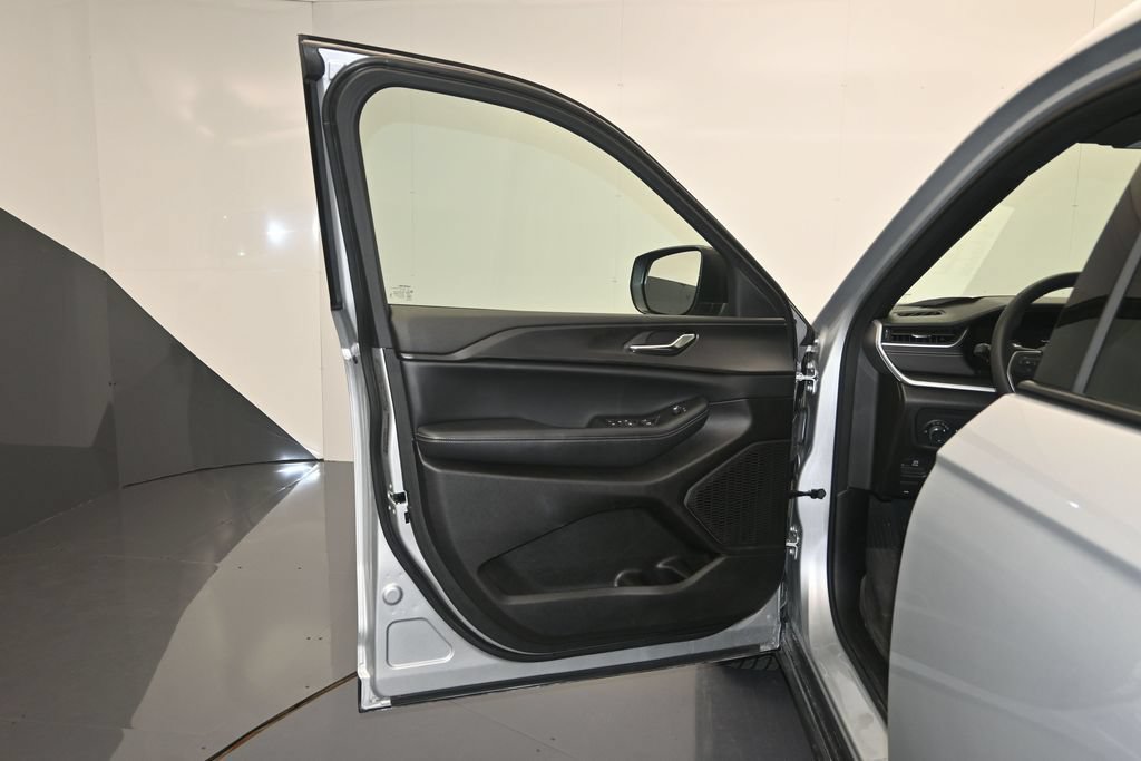Used 2024 Jeep Grand Cherokee L Laredo RWD image 10