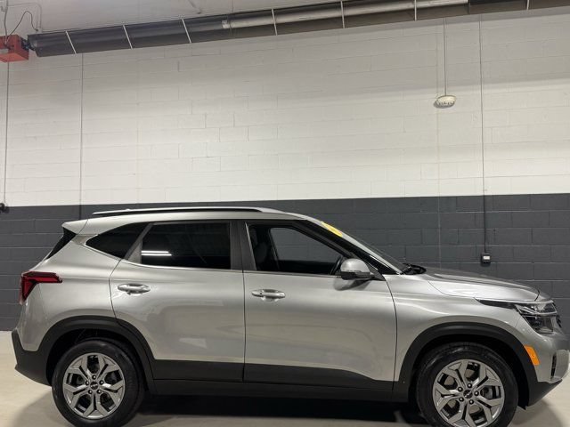 Used 2024 Kia Seltos S AWD/4WD image 6