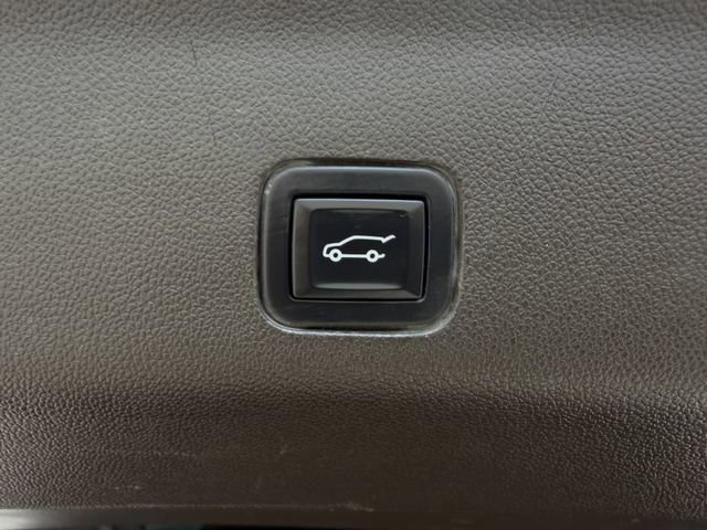 Used 2022 Cadillac Escalade Premium Luxury w/ Performance Package AWD/4WD image 34