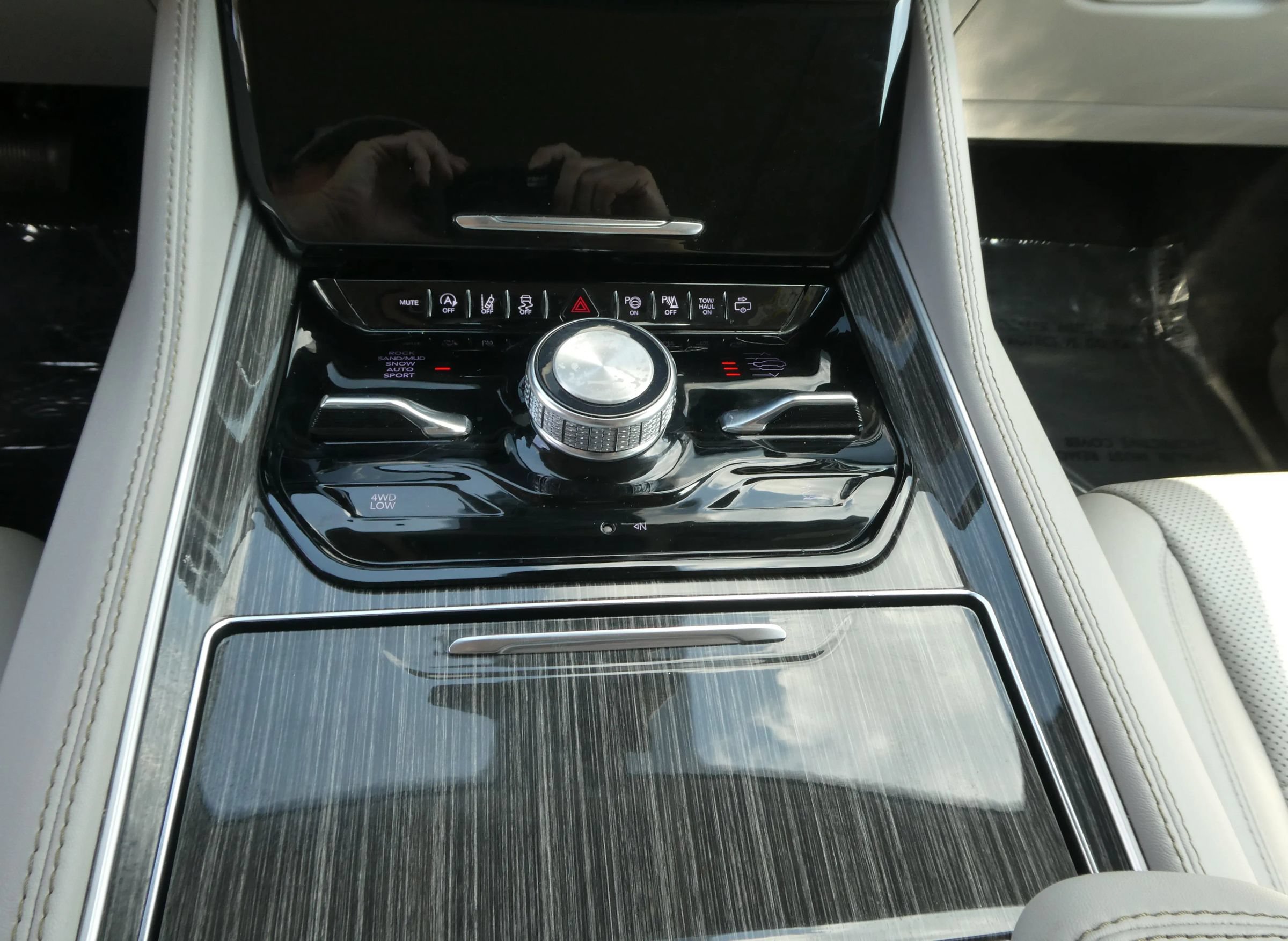 Used 2022 Jeep Wagoneer Series III w/ Premium Group I AWD/4WD image 25