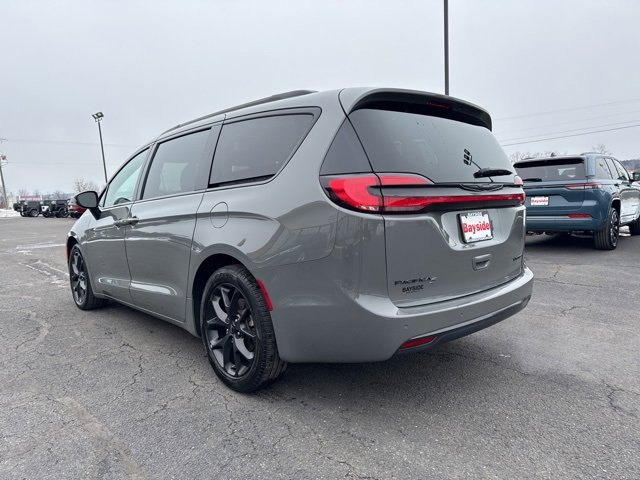 Used 2025 Chrysler Pacifica Limited image 15