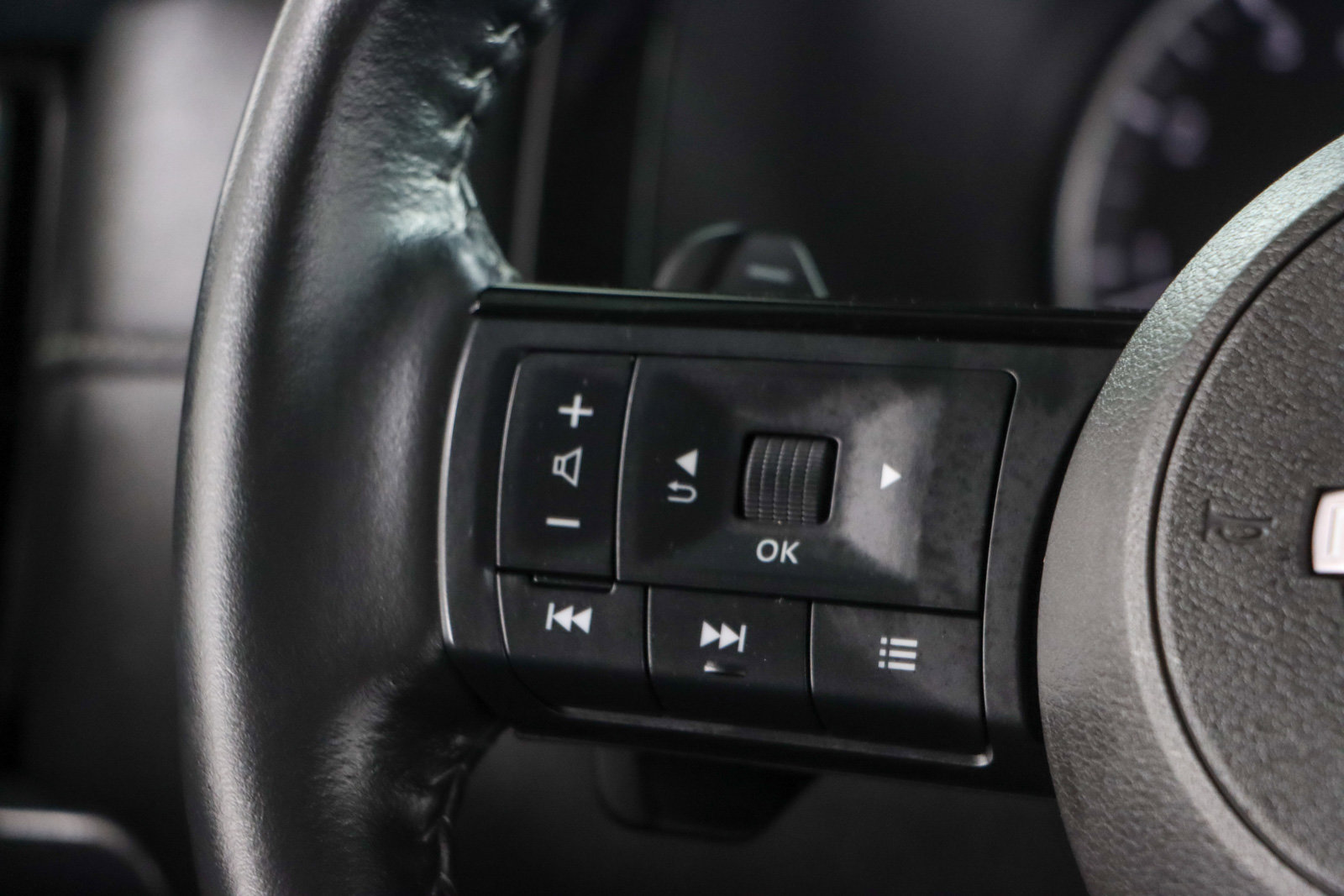 Used 2023 Nissan Pathfinder SL w/ Lighting Package (N92) FWD image 13