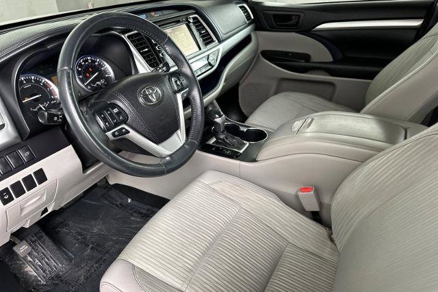 Used 2016 Toyota Highlander Plus w/ Preferred Accessory Package FWD image 10