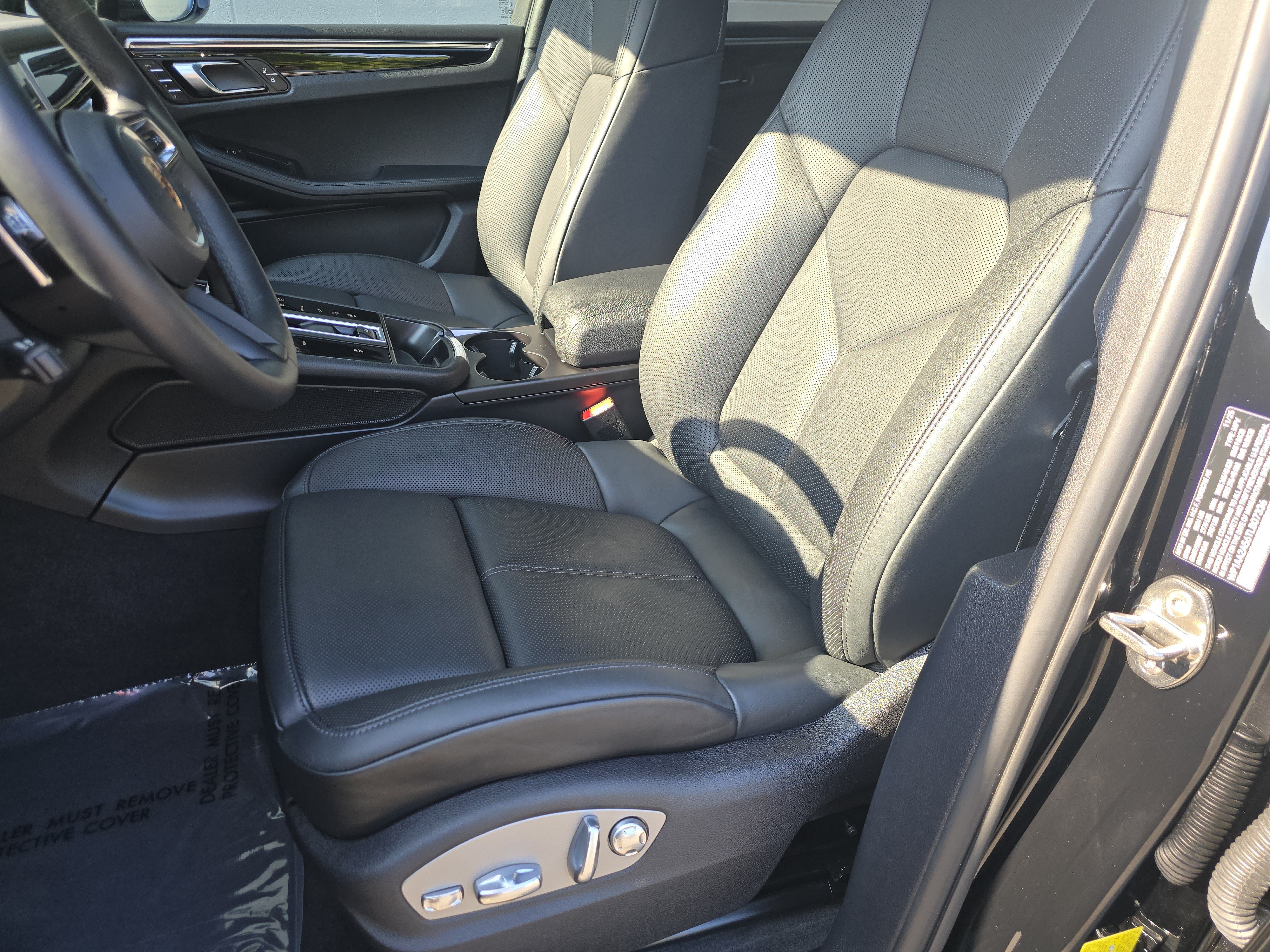 Certified 2026 Porsche Macan AWD/4WD image 5