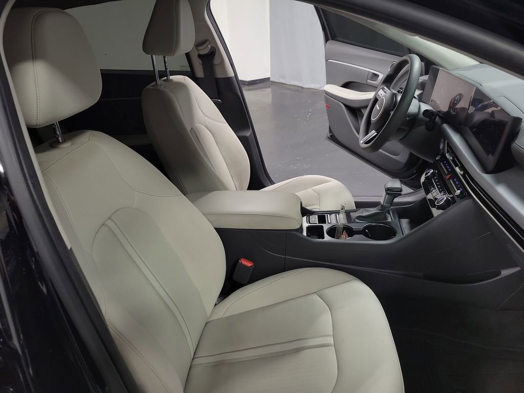 Used 2025 Hyundai Sonata SE FWD image 21