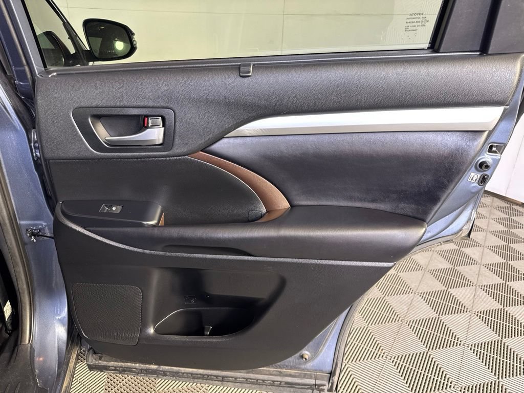 Used 2019 Toyota Highlander XLE AWD/4WD image 45