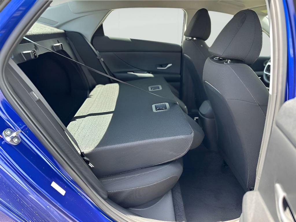 Used 2025 Hyundai Elantra SE w/ Cargo Package image 30