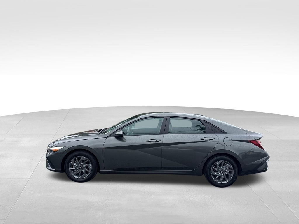 Used 2024 Hyundai Elantra SEL image 3
