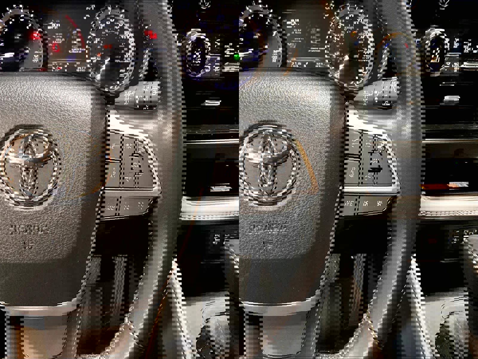 Used 2023 Toyota Highlander XLE image 25