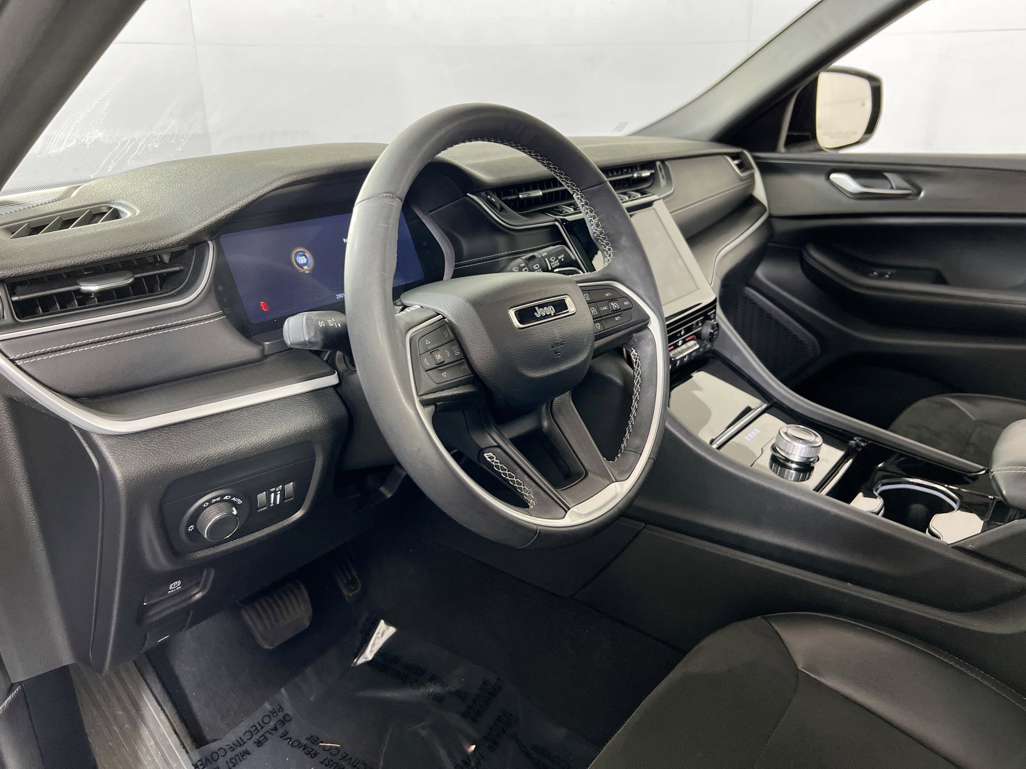 Used 2023 Jeep Grand Cherokee L Laredo AWD/4WD image 9