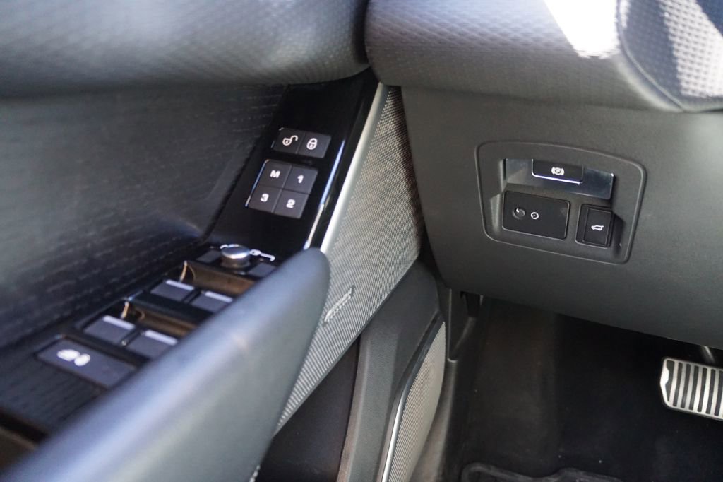 Used 2020 Land Rover Range Rover Velar R-Dynamic S image 17