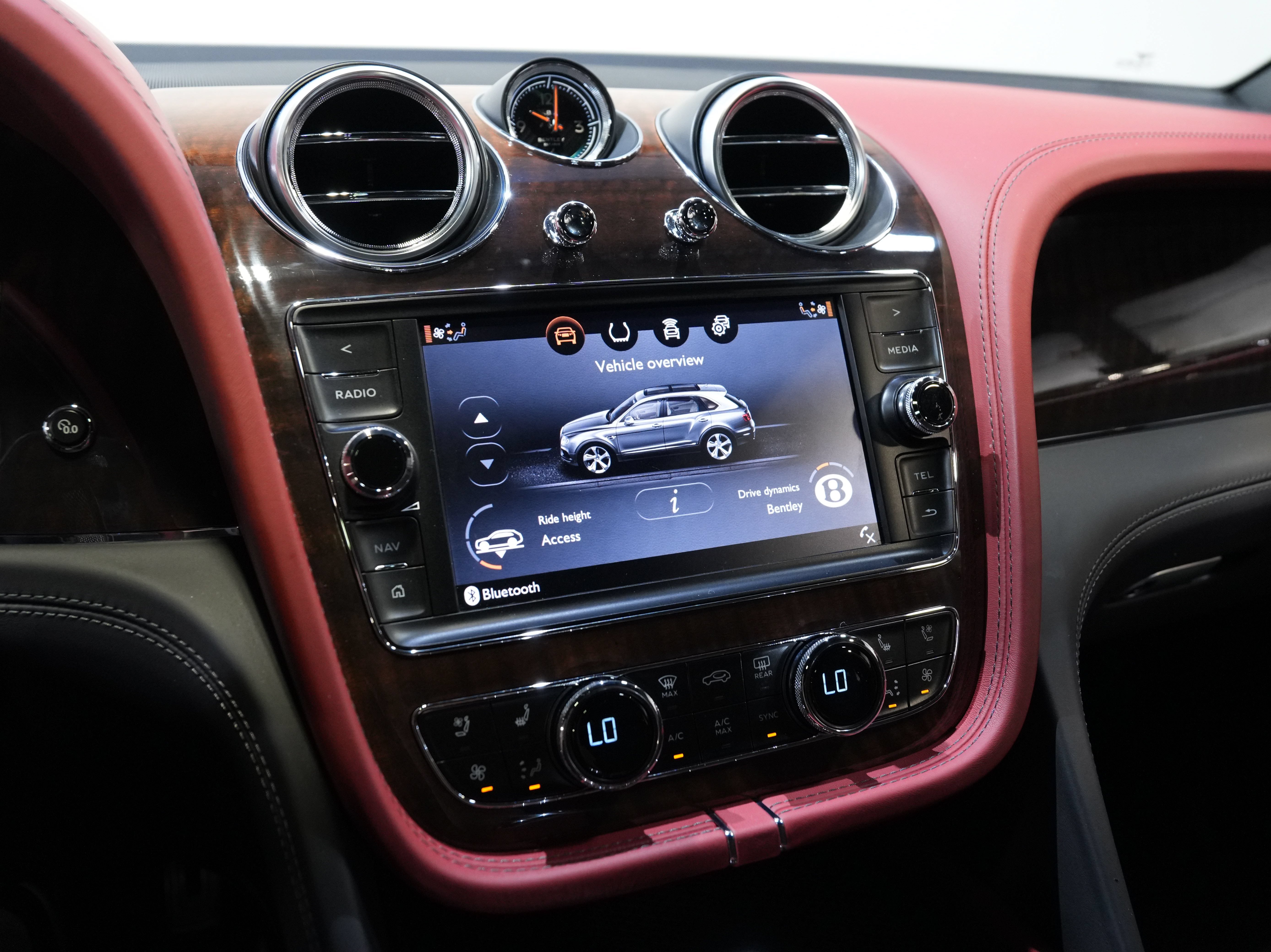 Used 2018 Bentley Bentayga AWD/4WD image 46