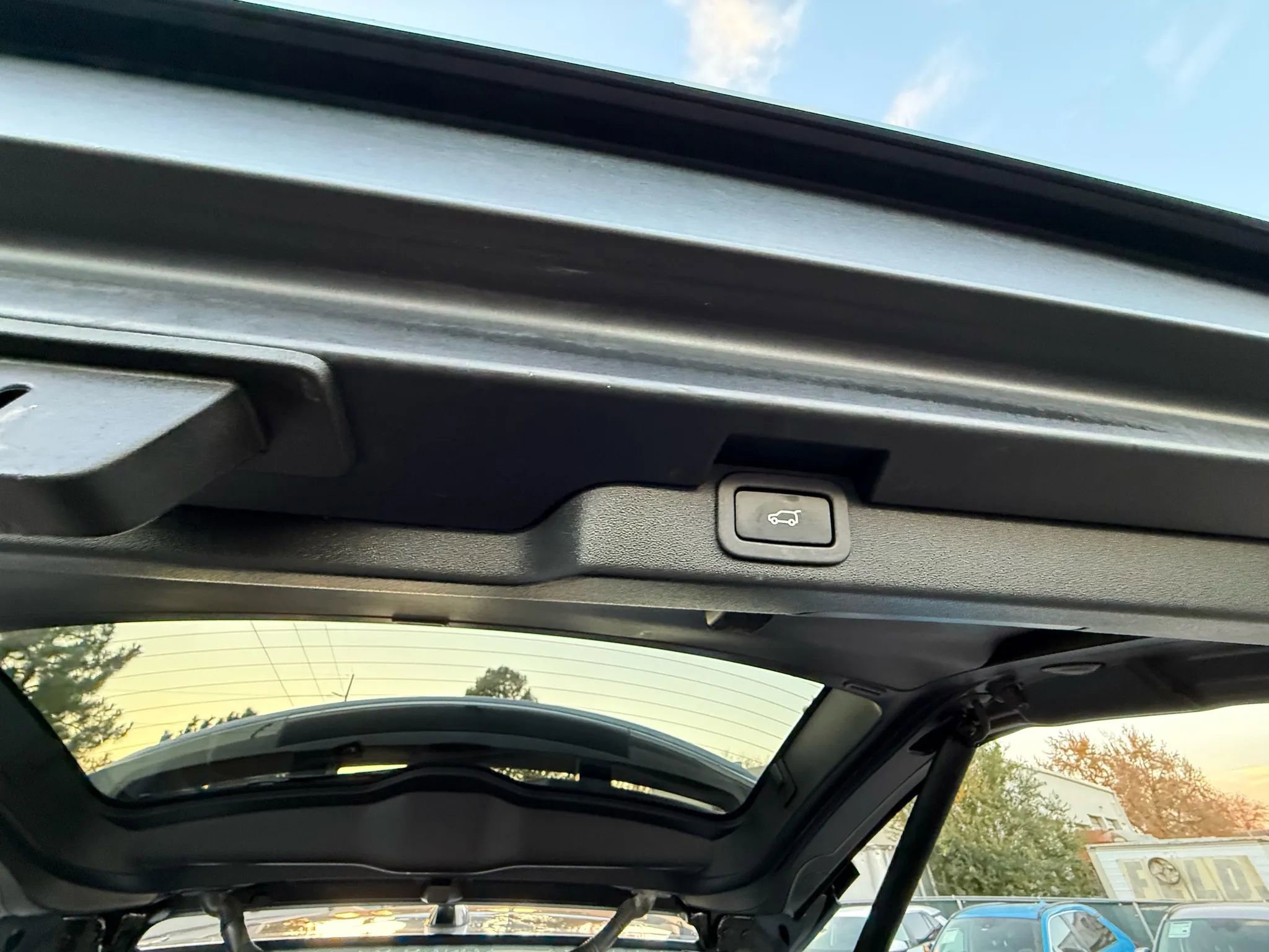 Used 2019 Land Rover Discovery HSE image 35