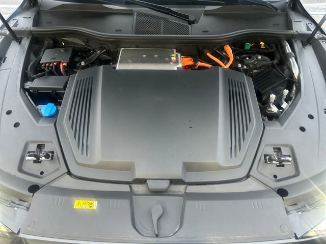 Used 2024 Audi Q8 e-tron Premium image 33