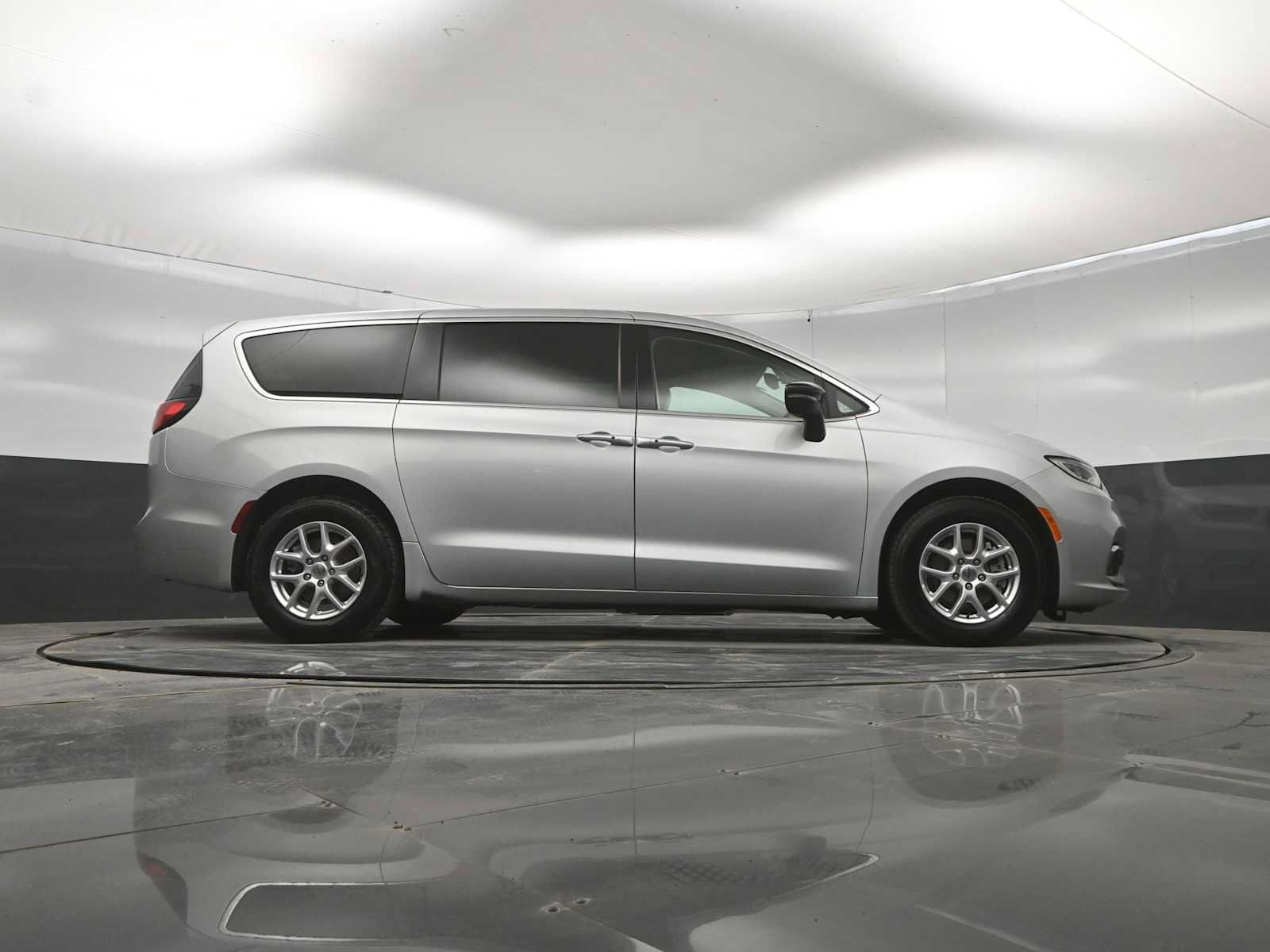 Used 2024 Chrysler Pacifica Touring-L FWD image 45