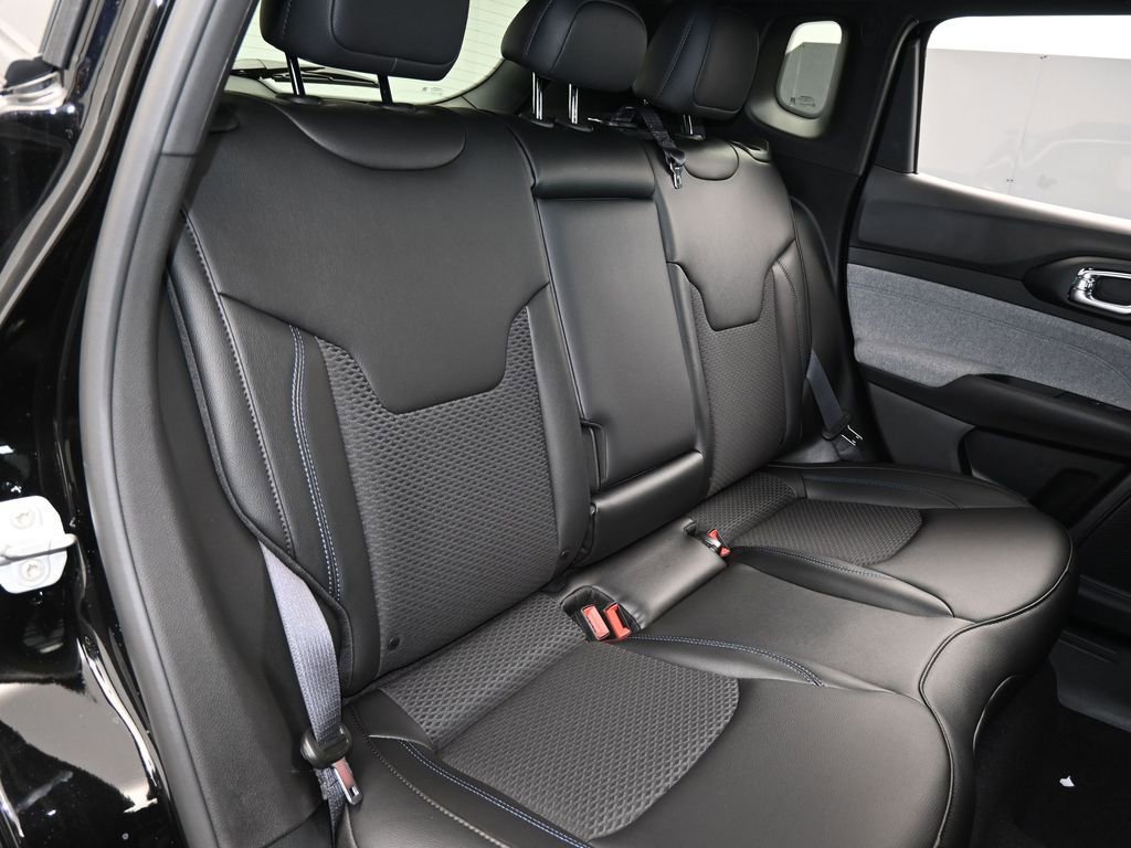 Used 2026 Jeep Compass Latitude AWD/4WD image 33
