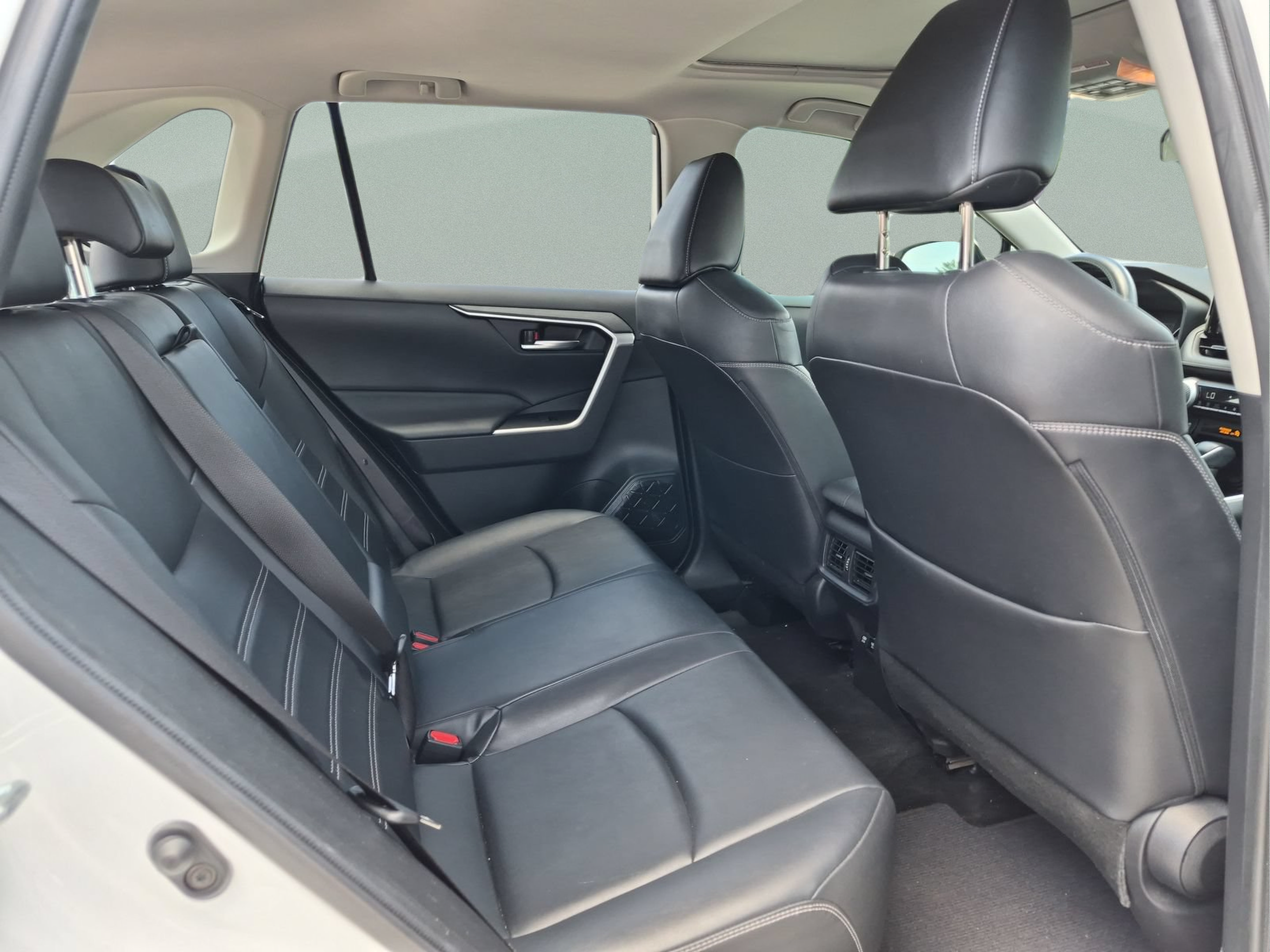 Used 2019 Toyota RAV4 XLE Premium FWD image 18