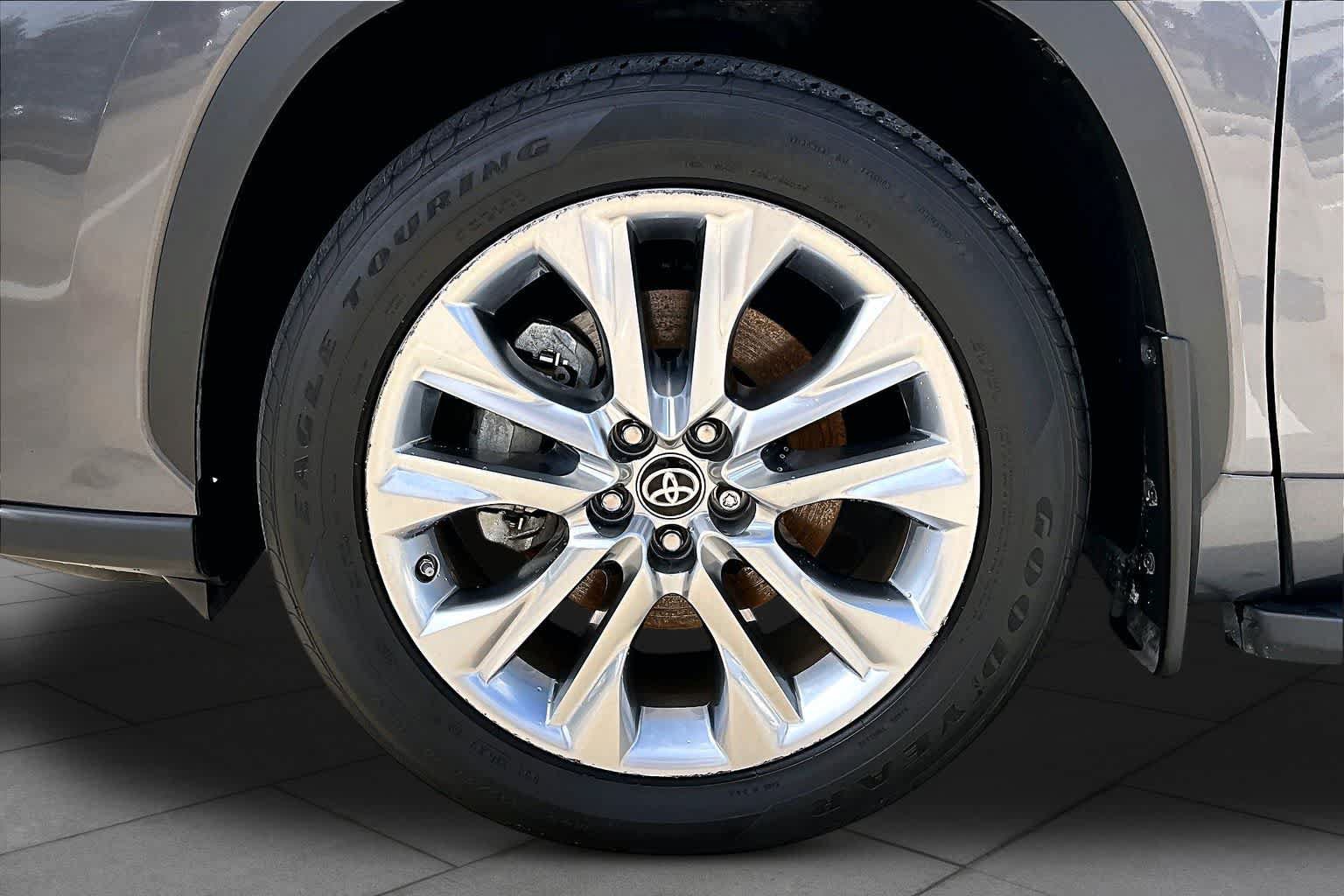 Used 2024 Toyota Highlander Limited FWD image 10