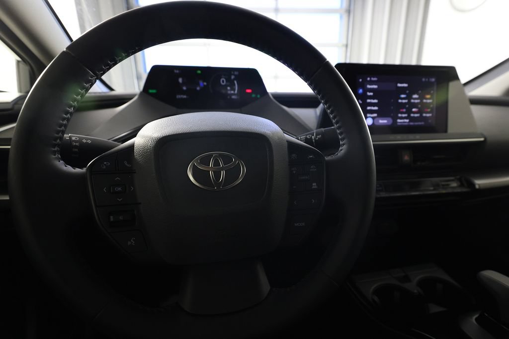 Used 2025 Toyota Prius LE FWD image 17