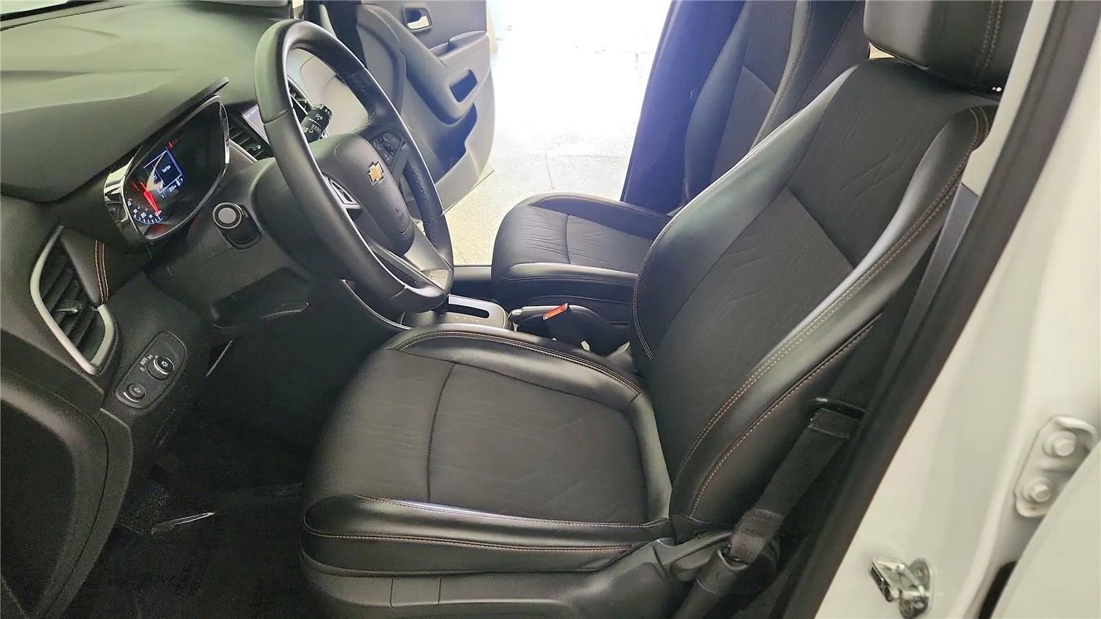 Used 2021 Chevrolet Trax LT w/ LT Convenience Package image 22