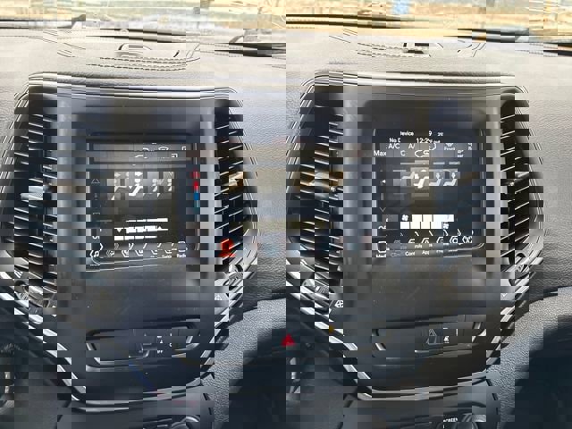 Used 2021 Jeep Cherokee Latitude w/ Mopar Interior Package image 19