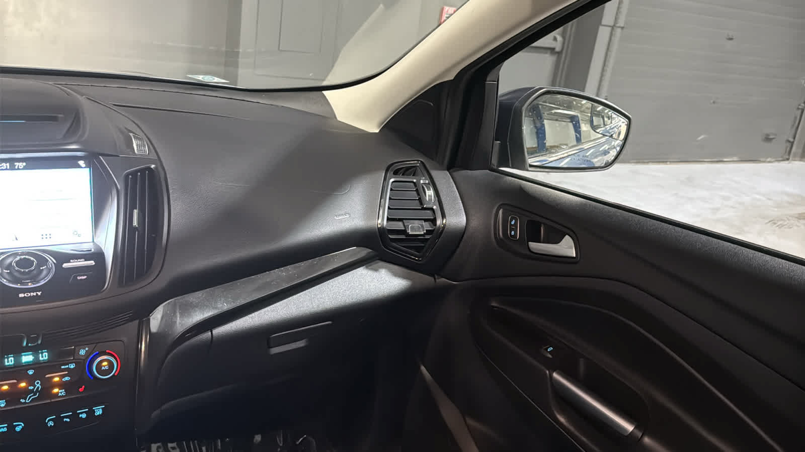 Used 2018 Ford Escape Titanium AWD/4WD image 23