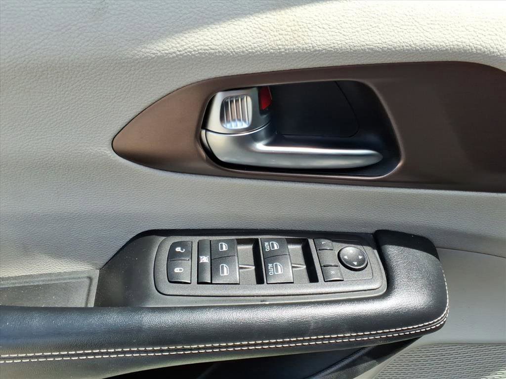 Used 2022 Chrysler Voyager LX FWD image 13