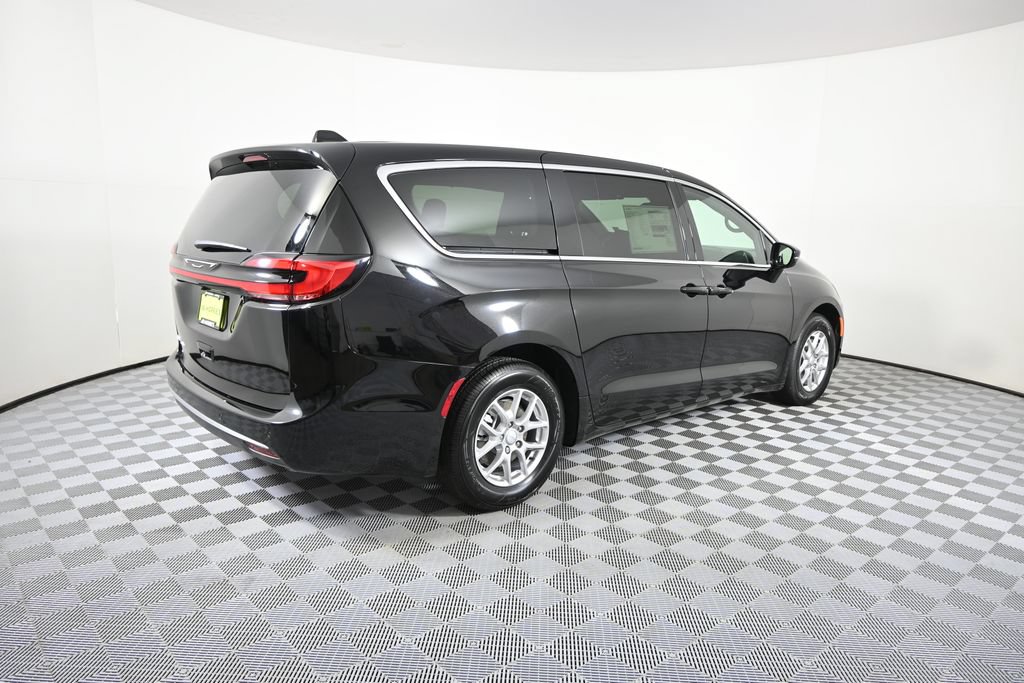 New 2027 Chrysler Pacifica Select FWD image 6