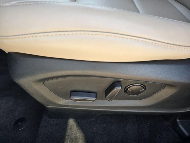 Used 2022 Ford Explorer XLT w/ Equipment Group 202A image 8