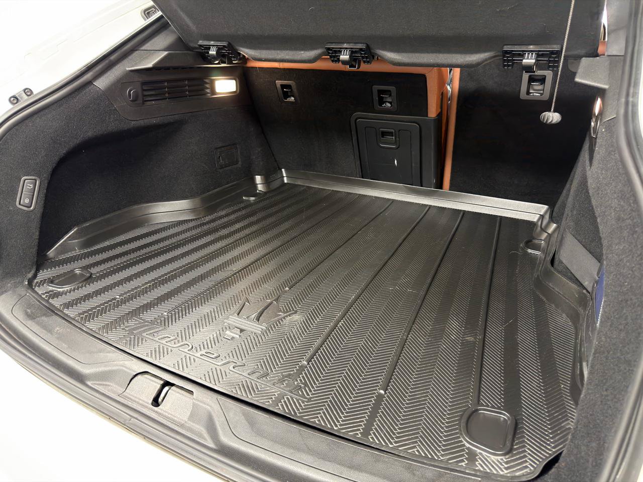 Used 2020 Maserati Levante AWD/4WD image 37