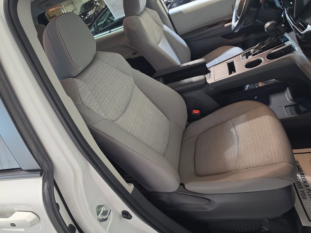 Used 2021 Toyota Sienna LE FWD image 25