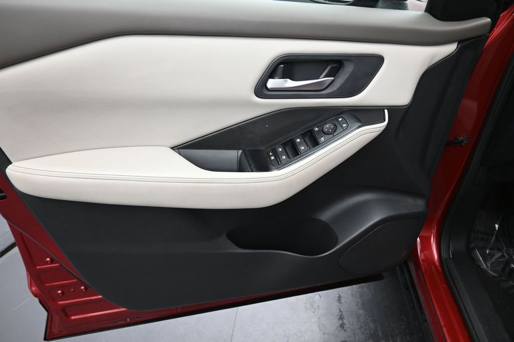 Used 2025 Nissan Rogue SV AWD/4WD image 16