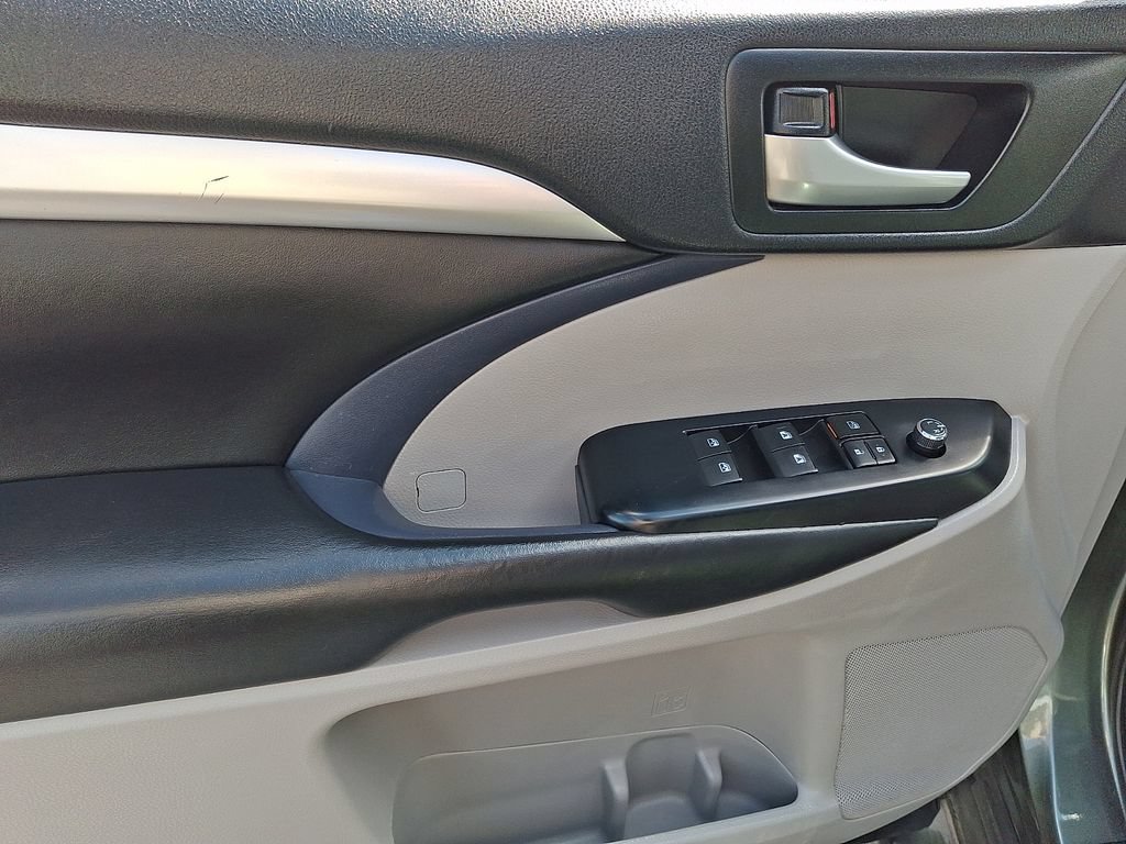 Used 2019 Toyota Highlander XLE AWD/4WD image 13