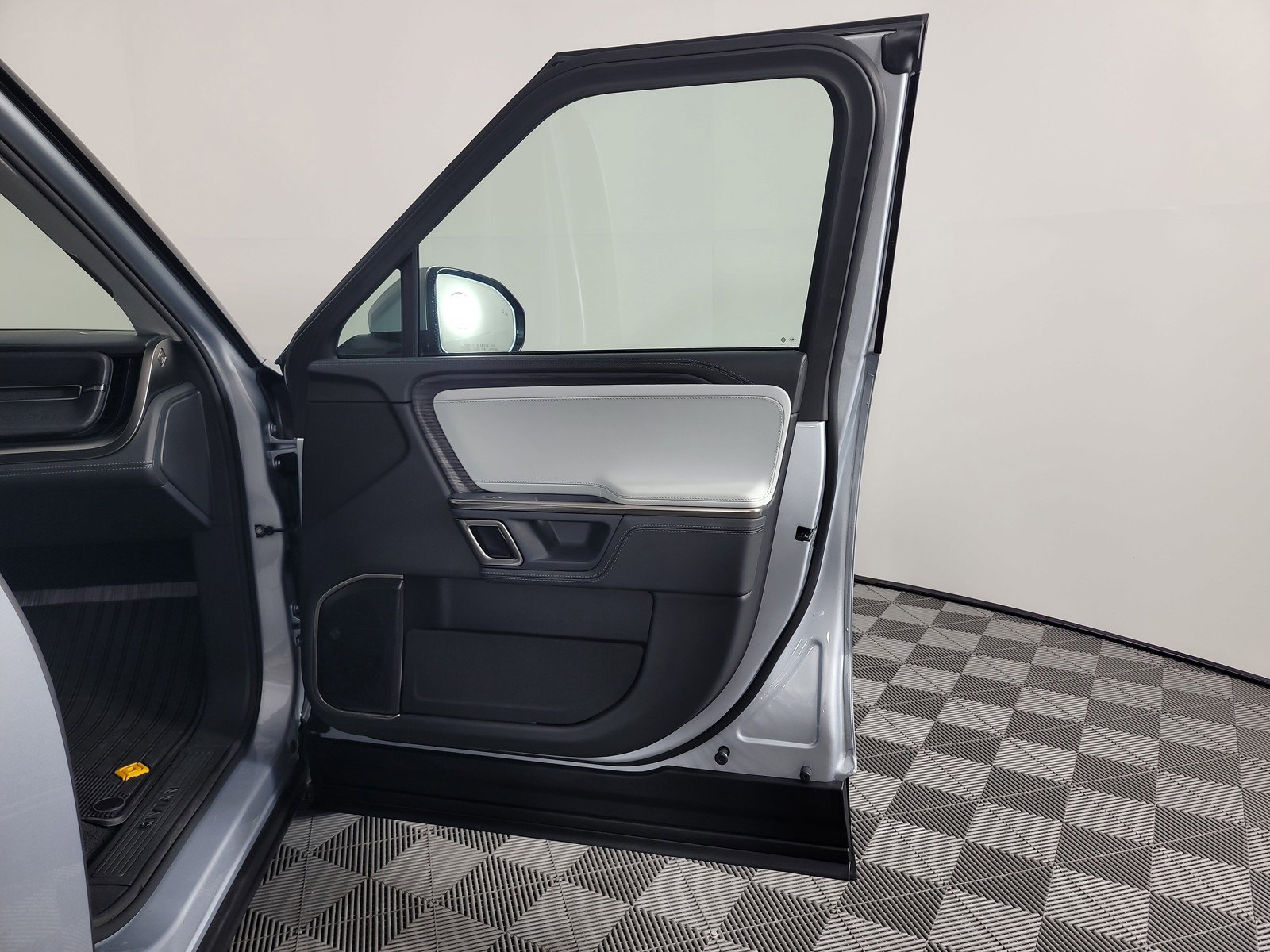 Used 2024 Rivian R1S Adventure image 18