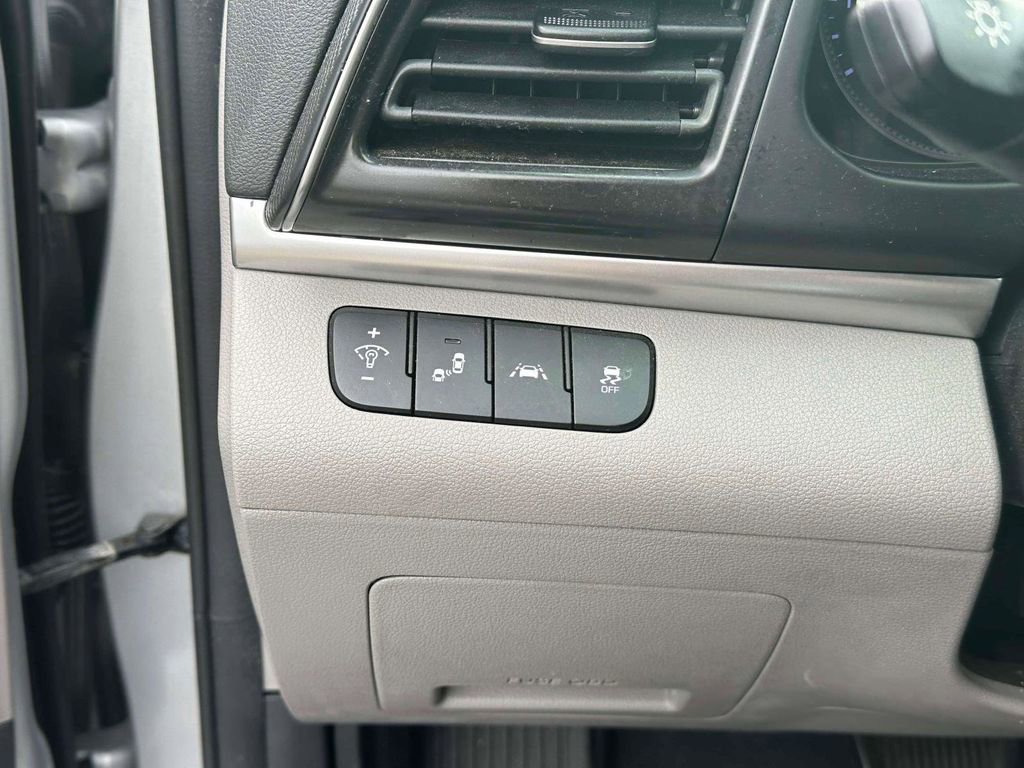 Used 2020 Hyundai Elantra SEL FWD image 16