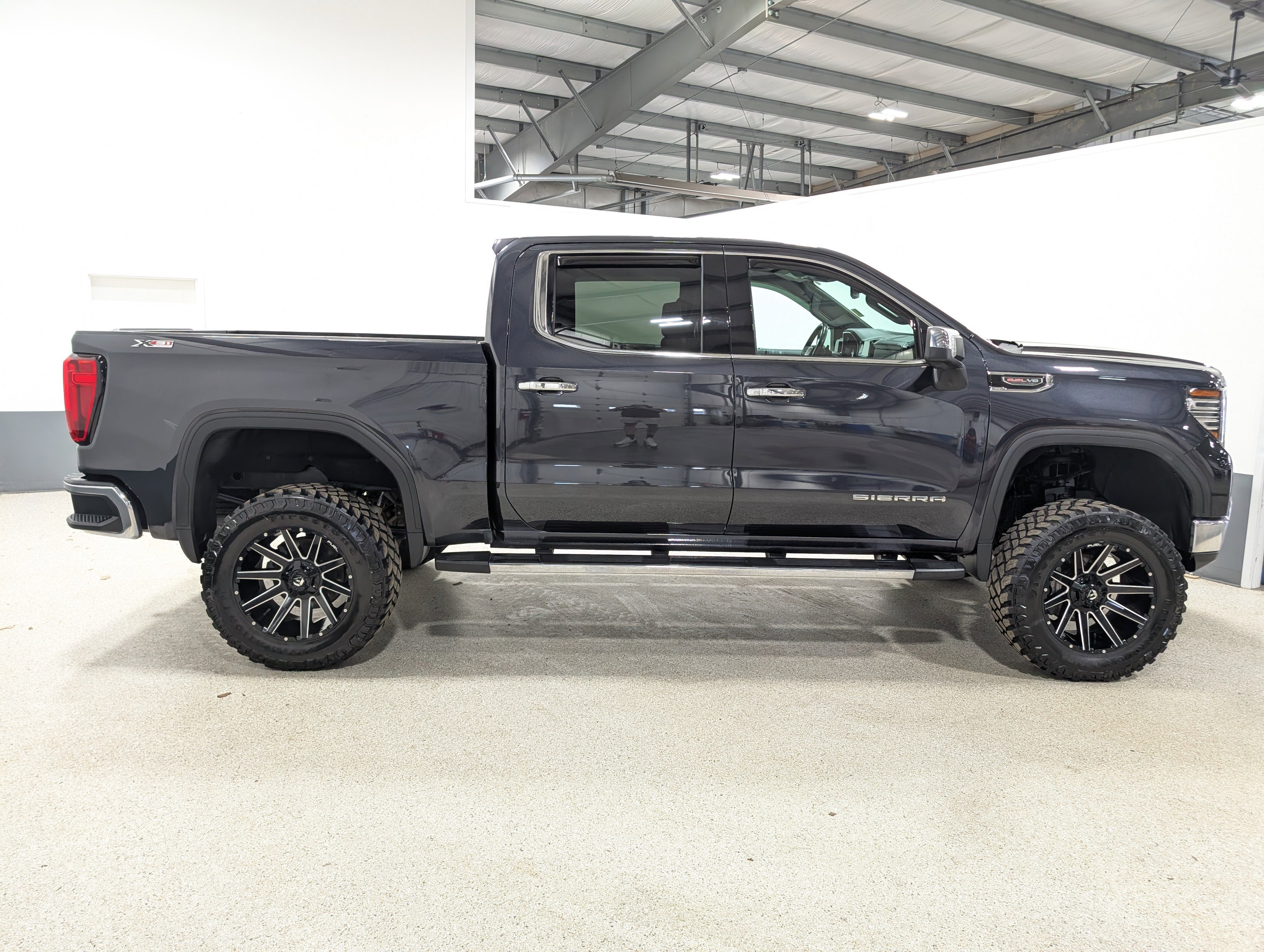 Used 2022 GMC Sierra 1500 SLT AWD/4WD image 2