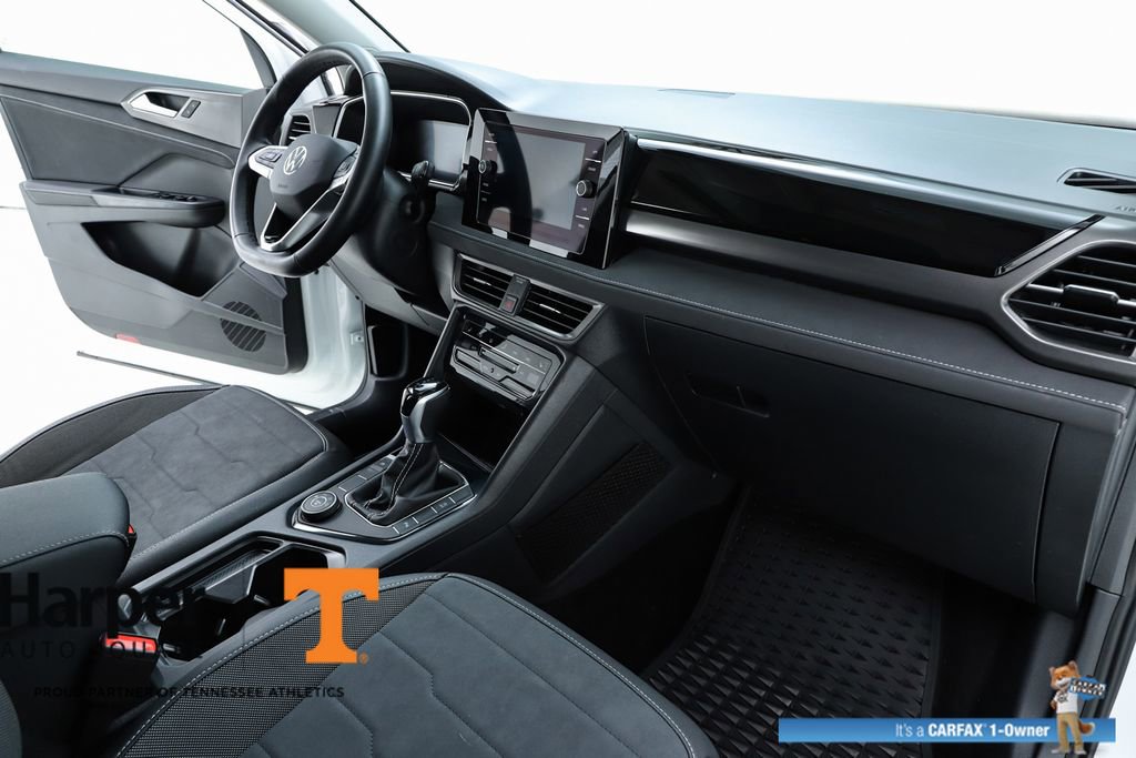 Used 2025 Volkswagen Taos SE image 32
