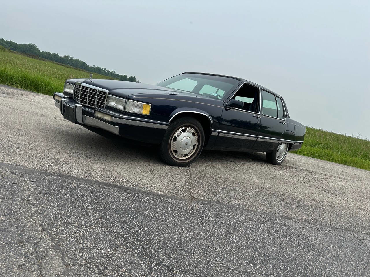 Used 1992 Cadillac Fleetwood Sedan FWD image 1